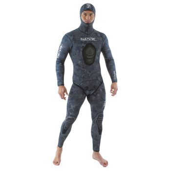 Vista frontal del traje SEAC Snake con camuflaje tridimensional.